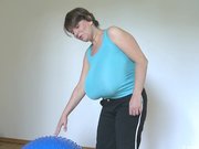 Milena Velba Fitness mit einem groen Ball