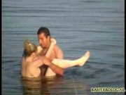 Paar gefangene Sex im See